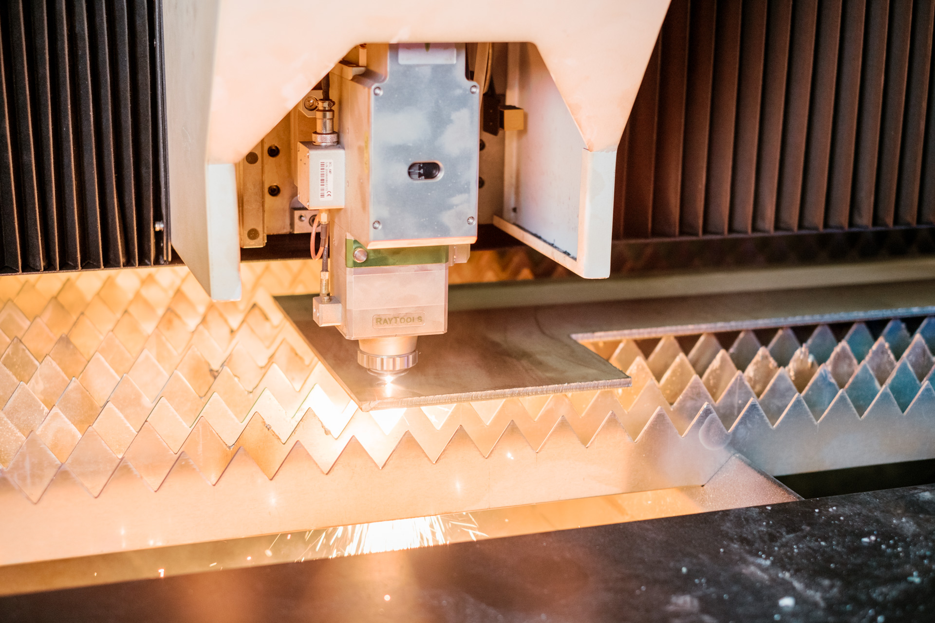 Laserleikkurin avulla metalliset pöydänjalat valmistetaan laadukkaasti ja mittatarkasti.  